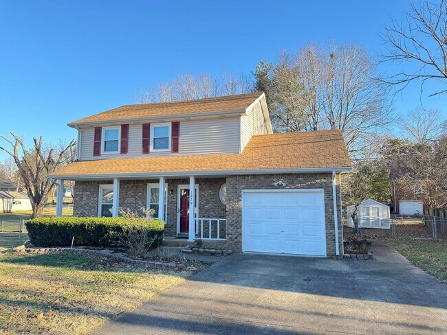 Foto del edificio - Short term lease available! Centrally Located in St. B! 3 Bedrooms and 2.5 Baths! Fenced Backyard!