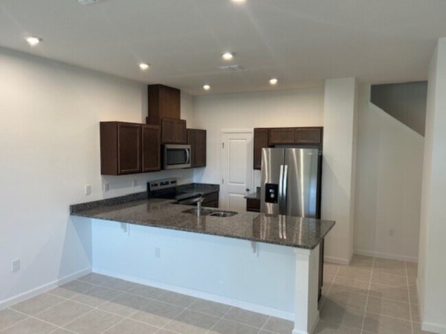 Foto del edificio - BRAND NEW 3 bedroom 2.5 bath with 2 car ga...