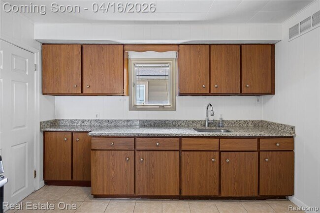 Foto del edificio - 842 E 10 Mile Rd