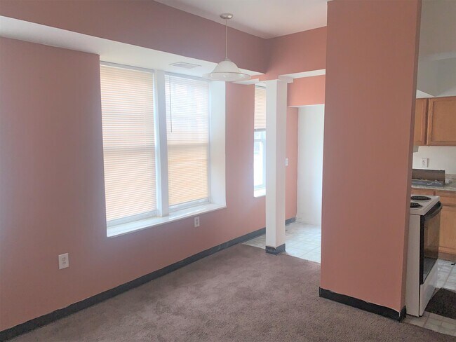 Building Photo - 590 Parkview Dr