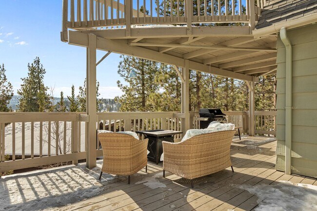 Foto del edificio - Lake-View 4BR Cabin with Dual Decks in Faw...