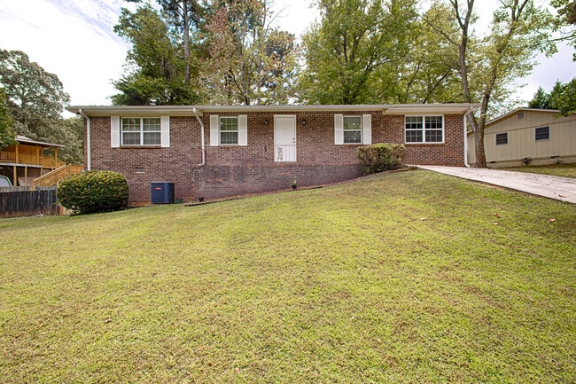 Building Photo - 1006 Hampton Ct NW