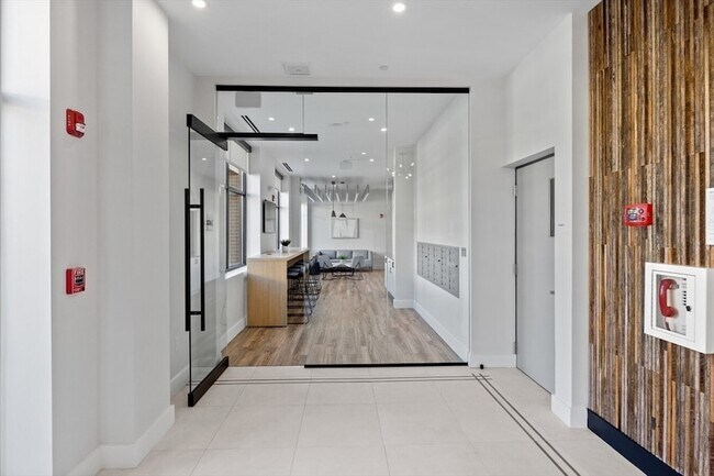 Building Photo - 10 Somerset Avenue Unit 206