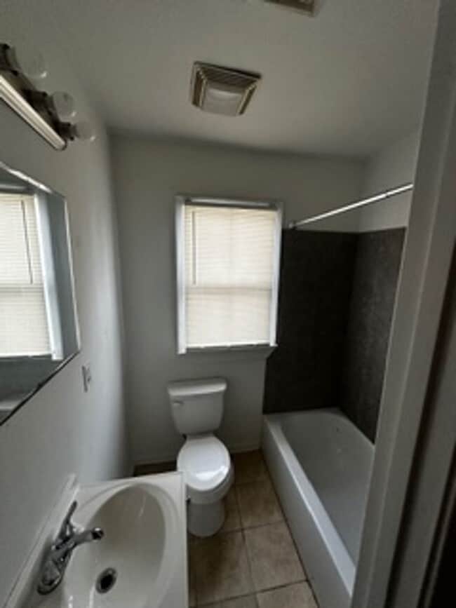 Building Photo - Spacious 2 bedroom duplex