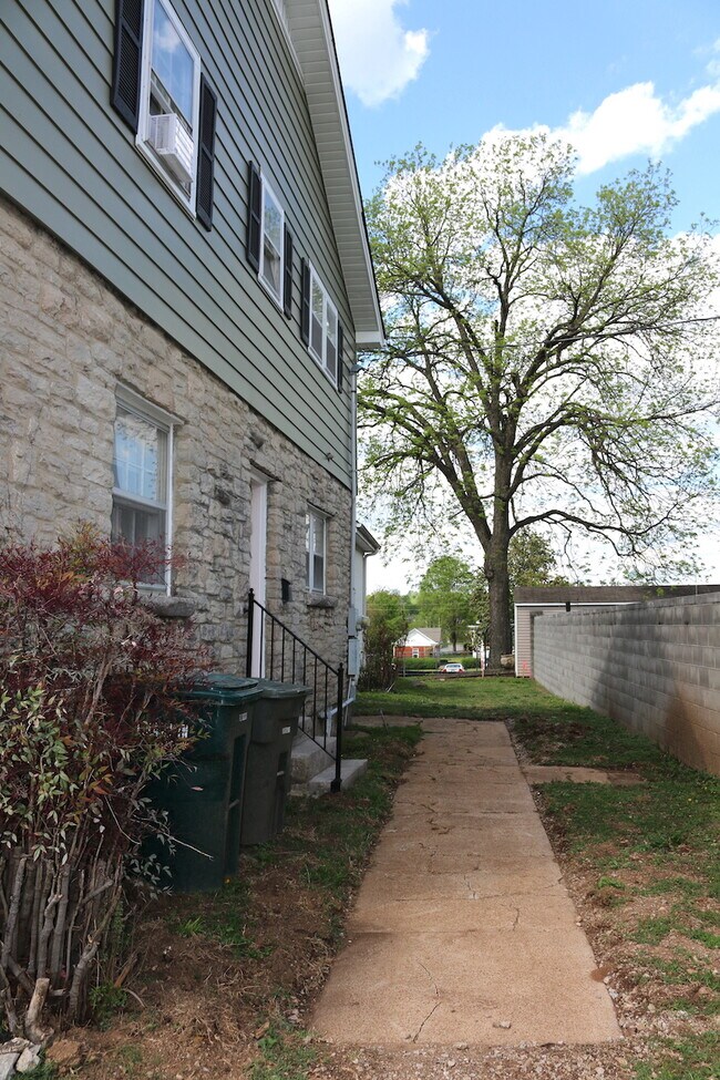 Apartamento B - 210 W Poplar St