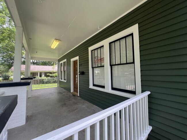 Foto del edificio - Spacious 5-Bedroom Home in Prime Zachary Location