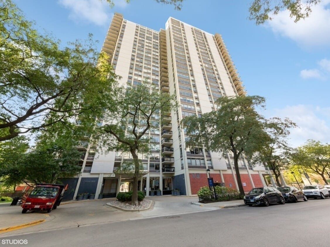 Primary Photo - 1360 N Sandburg Terrace