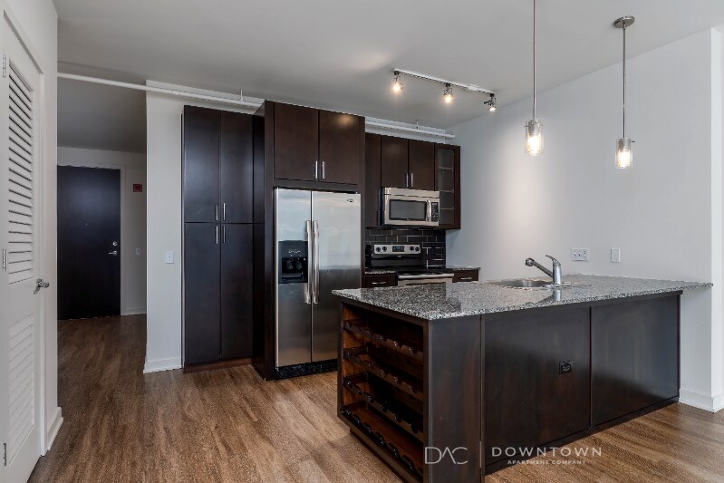 Foto principal - 300 W Grand Ave