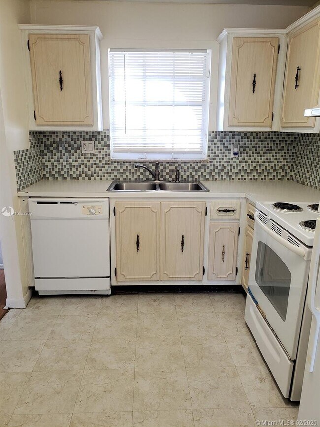 Foto del edificio - 7980 N French Dr