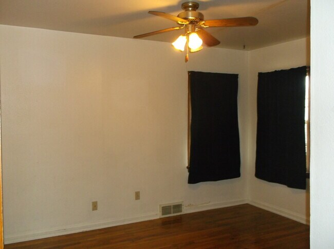 Foto del edificio - 2 BEDROOM, 1 BATHROOM, DUPLEX WITH ALL UTI...