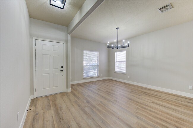 Foto del edificio - 6323 Richland Hills Dr