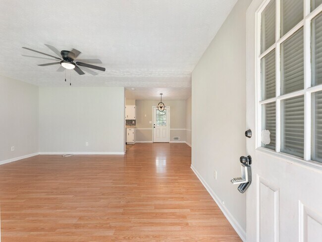 Foto del edificio - 296 Kingsport Dr