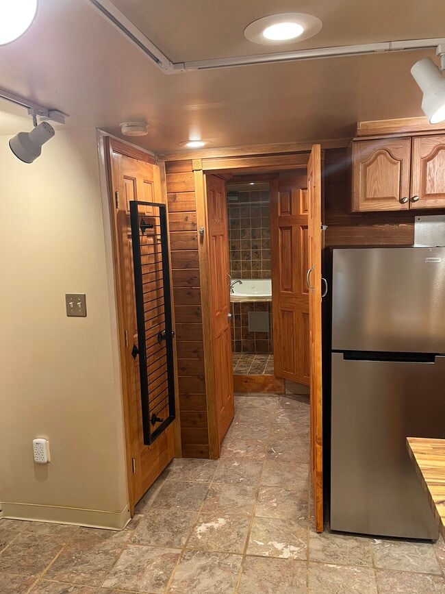 Building Photo - 142 Webster St NE