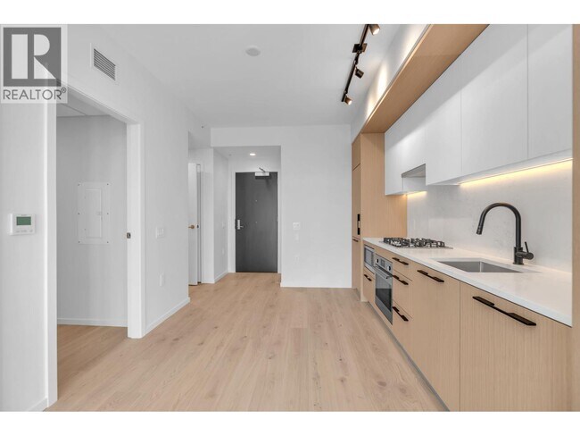 Building Photo - 2729 Kingsway