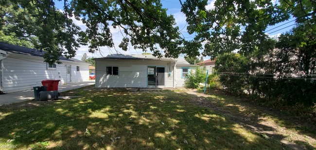 Building Photo - 2 br, 1 bath House - 19036 E 13 Mile Rd