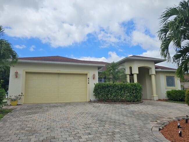 Foto del edificio - 414 SW Cherryhill Rd