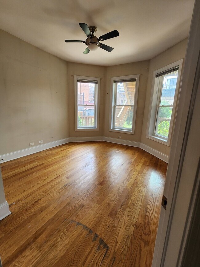 Foto del edificio - 1029 W Irving Park Rd