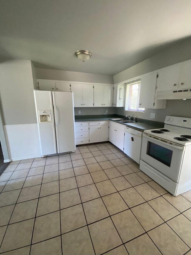 Building Photo - 4 Bed 2 Bath Home for Rent in Roy