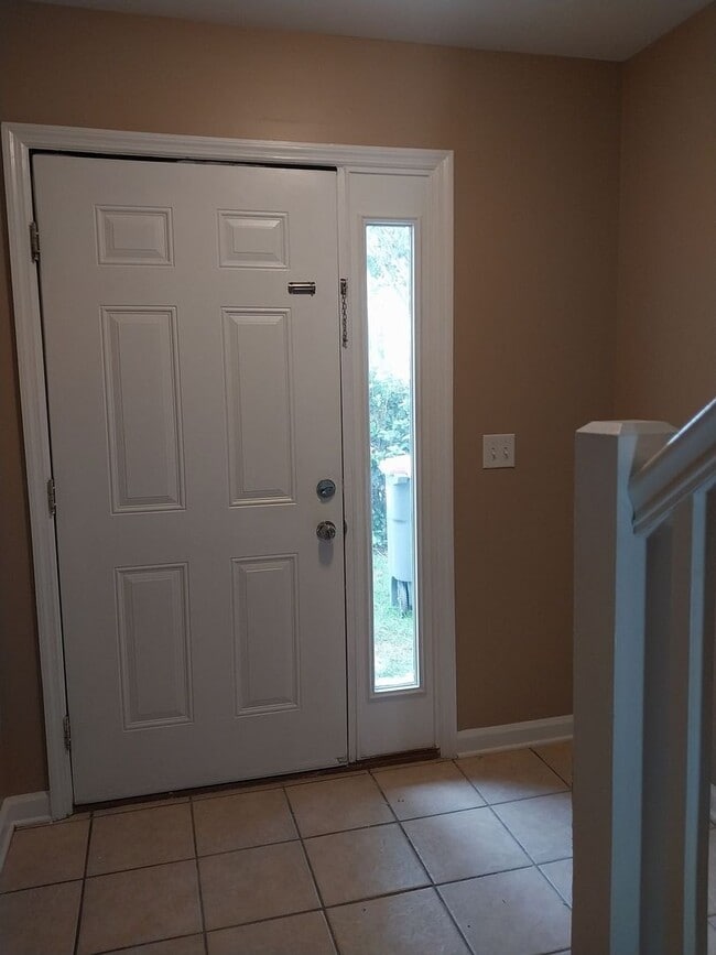 Building Photo - Cute townhome with 3 bd / 2.5 Bath