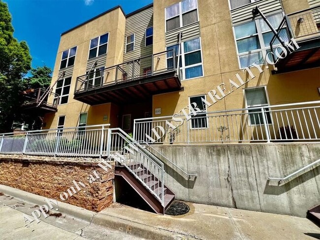 Building Photo - Beautiful 2 Bed 2.5 Bath Townhome Near The Plaza - Available NOW!!