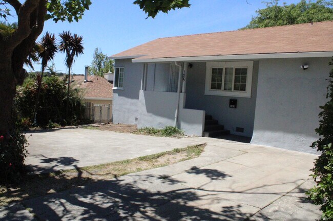 Building Photo - New New New!  3 Bedroom, 1 1/2 Bathroom Ho...