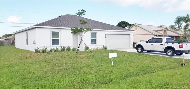 Building Photo - 2078 SE Heathwood Cir