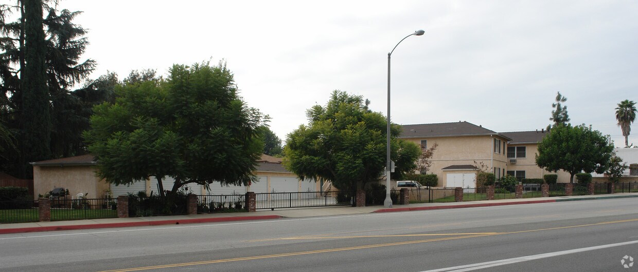 Foto del edificio - 476 Woodbury Rd