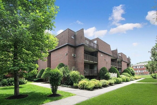 Building Photo - 144 Kenrick St