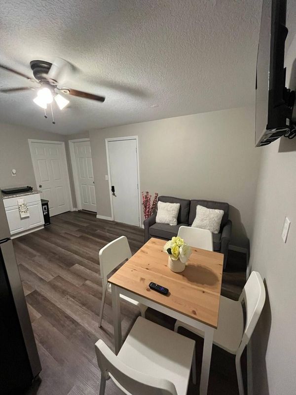 Foto del edificio - 6208 Pinewood Village Cir W