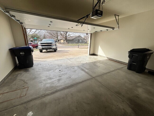 Foto del edificio - Beautiful 3 bed 3 bath duplex located in quiet neighborhood!