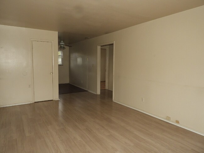 Foto del edificio - 6006 Dickson Rd