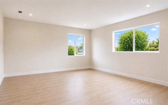 Foto del edificio - 8410 Noble Ave