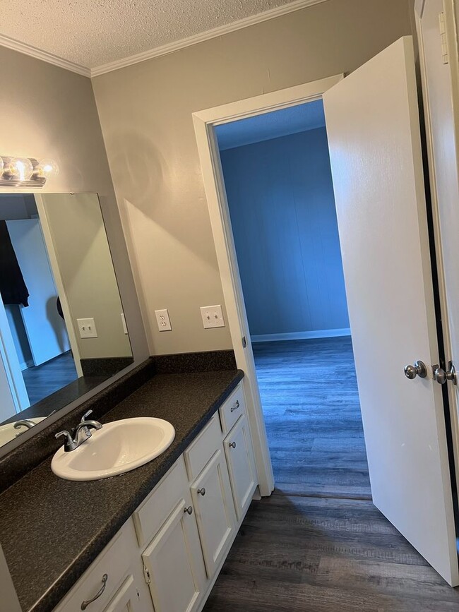 Building Photo - Renovated 3 Bedroom 2 Bath Home for Rent!