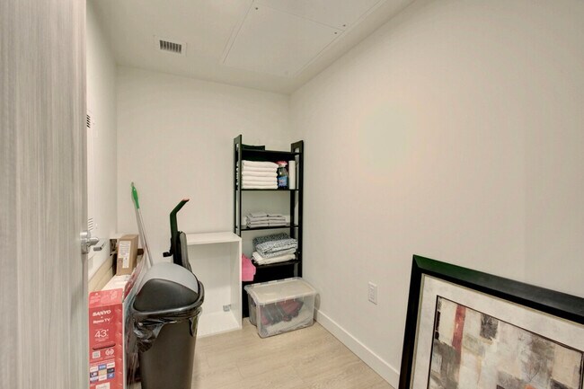 Photo du bâtiment - 963 Expo Blvd