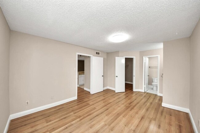 Building Photo - 2800 Jeanetta St