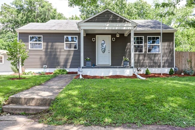 Building Photo - 3 BED / 1.5 BATH HOUSE CENTRALLY LOCATED I...
