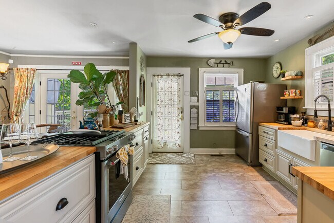 Building Photo - 1023 Crawford St