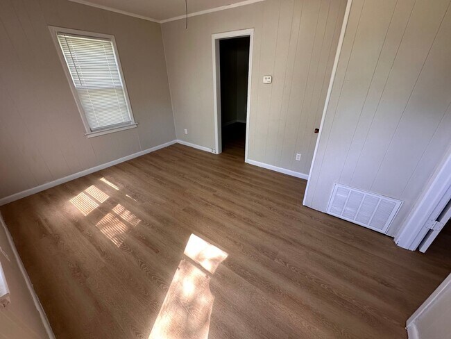 Building Photo - $750- 2 bed 1 bath - Cute and small single...