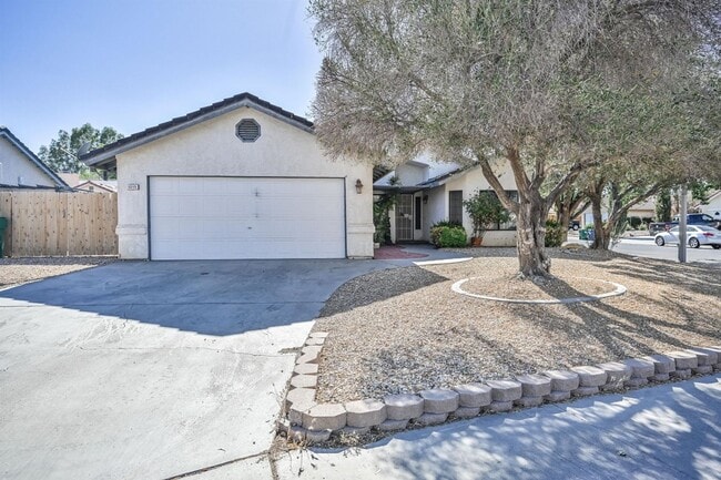 Building Photo - Great Ridgecrest 4 Bedroom Home