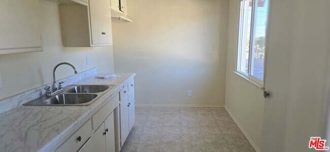 Foto del edificio - 2635 W Imperial Hwy