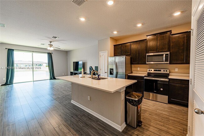 Foto del edificio - 5204 Jovial Ct
