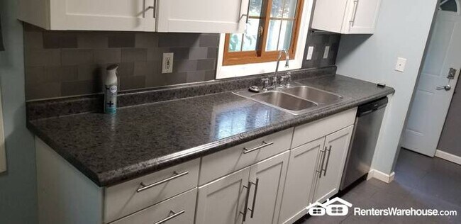Foto del edificio - Available Now = 4 Bedroom 2 Bath Updated Home in Cottage Grove!