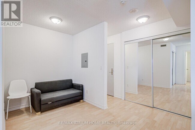 Photo du bâtiment - 761-1761 Bay St.