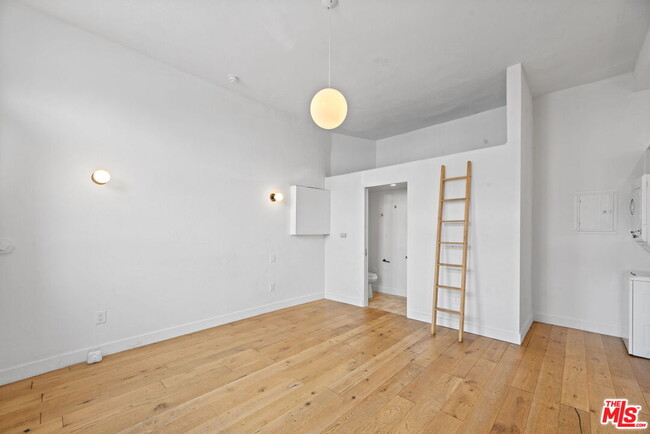 Building Photo - 1341 Lilac Terrace