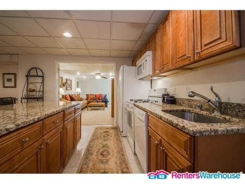 Building Photo - 305 Beachland Dr NE