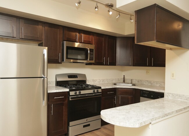 Cocina-Semi Upgraded (RG) - Rosedale Gardens & Franklin Square Apartments