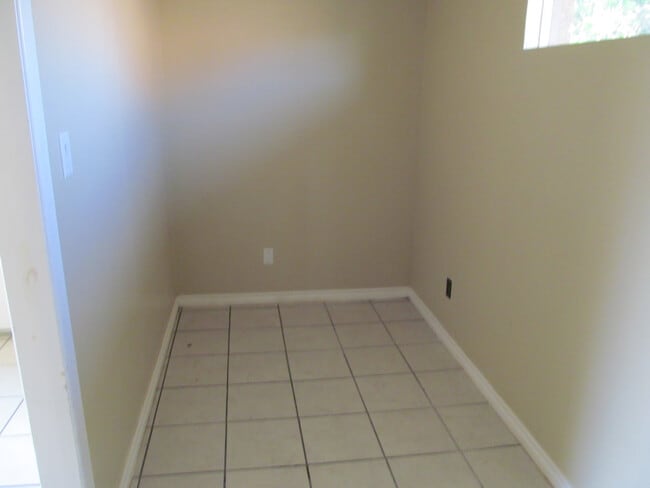 Building Photo - 313 Merrill Dr