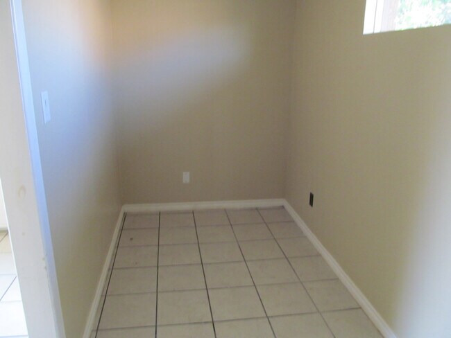 Foto del edificio - 313 Merrill Dr