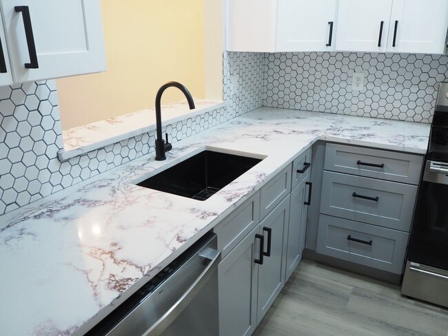 Building Photo - 962 S Weatherred Dr