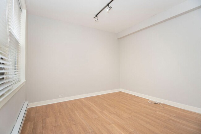 Foto del edificio - 511 W Belmont Ave